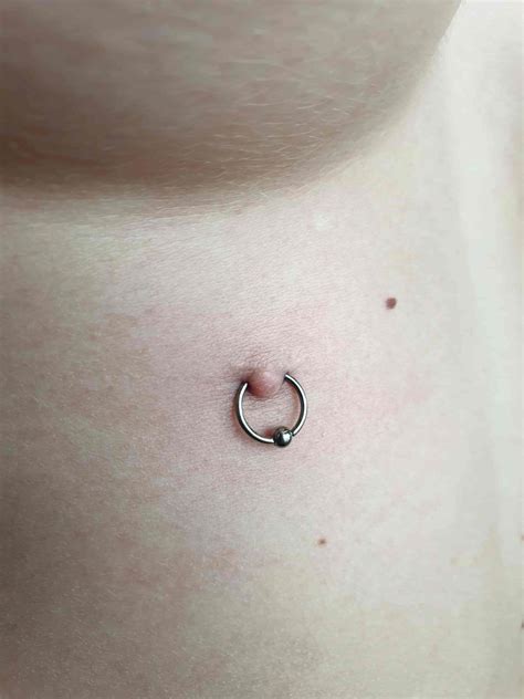 piercing tra il seno|Piercing al seno